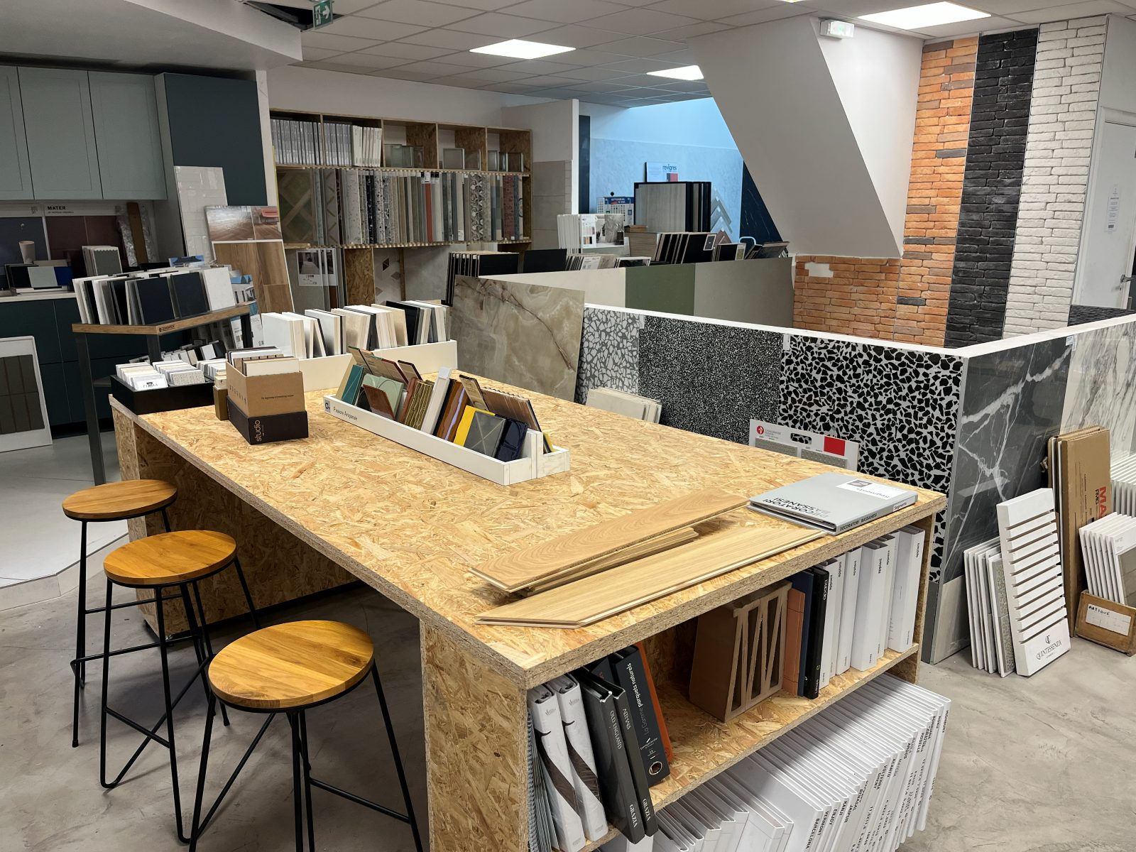 Table de conseil en OSB et échantillons de terrazzo au showroom