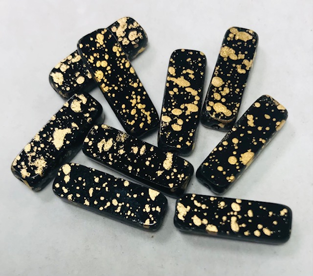 Perle Rectangle Noir et Doré - 1.5 X 0.4 cm , à la pièce .