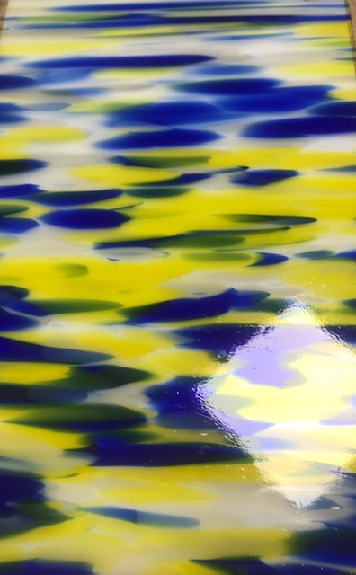 Plaque de verre transparente , moucheté bleu , blanc et jaune - 20 x 20 cm .
