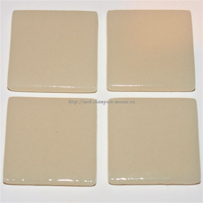 Pâte de verre 331 (Blanc rosé) 2,3 x 2,3 cm, par 100g